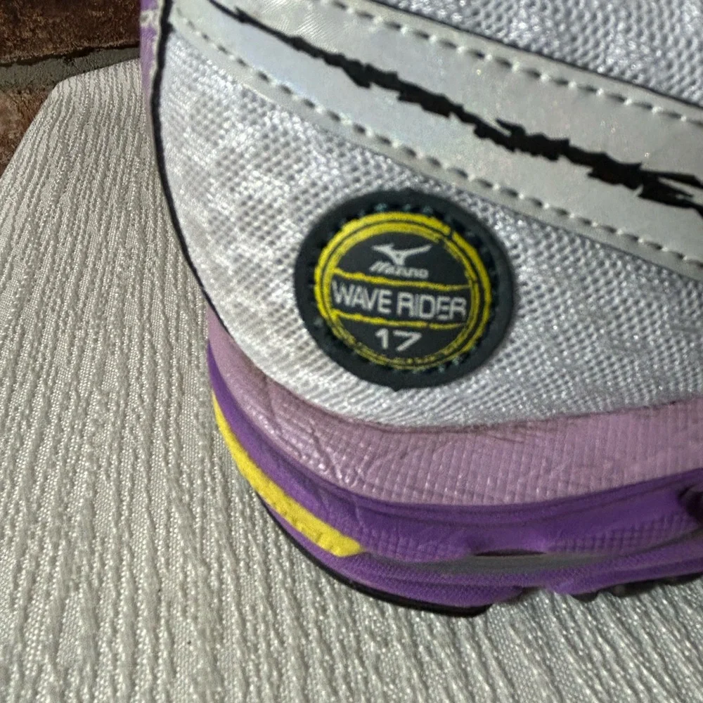 MIZUNO Wave Rider 17 Women’s Running Shoes